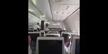 Volo Dubai-Tel Aviv: le urla mentre l&rsquo;aereo perde quota, poi l&rsquo;intervento di alcuni passeggeri per bloccare la lite tra i piloti. Il video