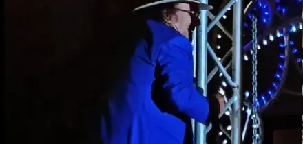 &ldquo;L&rsquo;uomo &egrave; nato dalla scimmia e io ne sono un rappresentante&rdquo;: a 83 anni Al Bano si arrampica su un traliccio durante un suo concerto e canta &ldquo;Felicit&agrave;&rdquo; &ndash; VIDEO