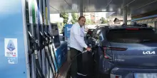 Caro carburanti, Ministero delle imprese: &ldquo;Scende il prezzo medio&rdquo;. Ma il &ldquo;tetto&rdquo; &egrave; a macchia d&rsquo;olio. Urso: &ldquo;Ha aderito il 45 per cento dei distributori&rdquo;