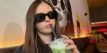 &ldquo;Pensavo a bere il successivo mentre ne avevo ancora uno in mano. A un certo punto occupava completamente i miei pensieri, ho speso 2300 euro all&rsquo;anno per comprarlo&rdquo;: la storia di Isabella Wilson e della sua ossessione per il matcha