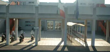 &ldquo;Ci sar&agrave; una sparatoria a scuola&rdquo;: un messaggio anonimo fa scattare i controlli con metal detector in un liceo di Roma