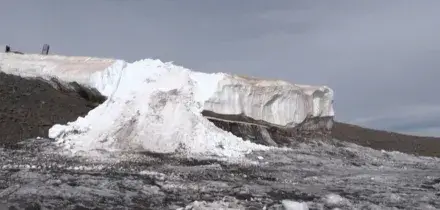 &ldquo;Anno catastrofico per i ghiacciai, e ne arriveranno di peggiori&rdquo;: l&rsquo;allarme degli esperti svizzeri dopo l&rsquo;estate dal caldo record