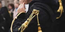 L&rsquo;avvocata in aula si scusa per non avere la toga e il giudice commenta: &ldquo;Per me pu&ograve; levarsi anche la maglietta&rdquo;