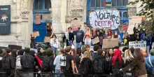 Francia, studenti in rivolta: ecco la nuova giovent&ugrave; che guarda a Melenchon e fa fronte comune con i prof