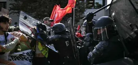 Proteste studenti in Francia, ancora fiamme a Parigi: 40 presidi feriti e oltre 100 scuole danneggiate. Il ministro: &ldquo;Paghino i genitori&rdquo;