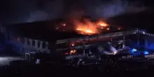 Incendio in un&rsquo;azienda di laterizi nel Vicentino: le immagini notturne dal drone