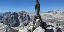 Salgono in vetta alla Croda Granda, staccano la Madonnina e la gettano in un canalone. Divelte anche le targhe che ricordavano due ragazzi morti in montagna