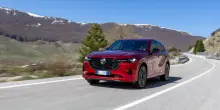 Mazda CX-60, il viaggio parte dalla pompa. 1.000 euro di buoni carburante in regalo