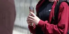 Giovanissime adescate in chat, arrestato 44enne per prostituzione e pornografia minorile: su Telegram e Whatsapp era Sugar Daddy