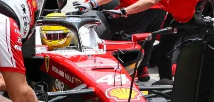 F1, a Sepang Verstappen firma la pole: acuto di Hamilton, davanti ad Antonelli e Leclerc | La griglia di partenza del Gp Bahrein in Malesia