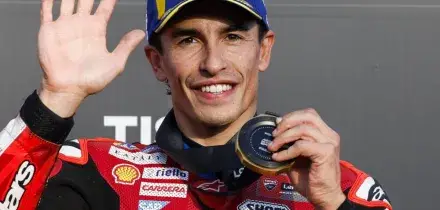 MotoGp Giappone, Marc Marquez domina la Sprint. Beffa Bastianini: fuori dal podio per la penalit&agrave; all&rsquo;ultimo giro. Bezzecchi sbaglia la gomma | Ordine d&rsquo;arrivo e nuova classifica