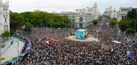 Spagna, 50 manifestazioni per il diritto alla casa in tutto il Paese: migliaia in corteo a Madrid, scontri con la polizia a Valencia