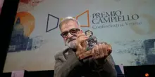 &ldquo;Voglio ringraziare una donna bellissima, tutt&rsquo;altro che livorosa: Michela Murgia&rdquo;: Marcello Fois vince il Premio Campiello 2026 con &ldquo;L&rsquo;immensa distrazione&rdquo;. Cos&igrave; la sua vittoria sancisce l&rsquo;anno d&rsquo;oro di Eianudi