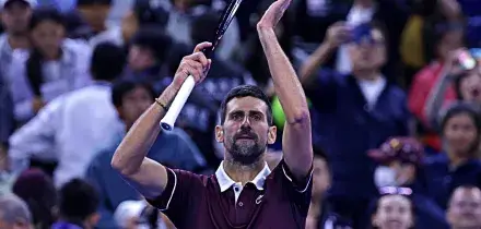 Djokovic fa un regalo a Sinner: eliminato Zverev ai quarti di Pechino, battaglia e polemiche | Cos&igrave; cambia la classifica Atp