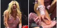 &ldquo;&Egrave; ancora calda&rdquo;: fan regala la sua dentiera a Kesha durante il concerto, la cantante la prende in mano e reagisce cos&igrave; &ndash; VIDEO