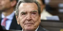 L&rsquo;ex cancelliere tedesco Schr&ouml;der lavorer&agrave; per un&rsquo;azienda russa: l&rsquo;incarico nella societ&agrave; che gestisce supermercati