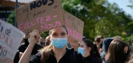 Proteste in Francia, 190 studenti feriti: un 15enne perde una mano, un 16enne un occhio. &ldquo;Repressione brutale della polizia&rdquo;