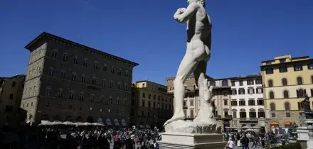 Bombola di gas trovata sotto il David al piazzale Michelangelo a Firenze