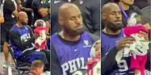 &ldquo;Zio LeBron in servizio&rdquo;: James resta in panchina e fa da babysitter alla figlia del compagno di squadra Tyrese Maxey