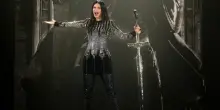 Laura Pausini guerriera a Milano per il concerto pi&ugrave; rock, poi accade l&rsquo;imprevisto (&ldquo;si &egrave; rotto tutto&rdquo;) e si trasforma in una (bravissima) stand-up comedian. Ecco cos&rsquo;&egrave; successo