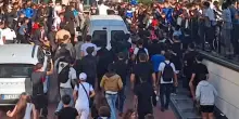 Centinaia di ragazzi a Campo Marzo per l&rsquo;&rdquo;aura battle&rdquo; lanciata dal tiktoker Ilvucumpra. Sbarre e ascensore danneggiati