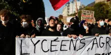 Proteste in Francia, studenti in corteo con gli insegnanti: &ldquo;Il governo smetta di disprezzarci&rdquo;