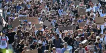 Gli studenti francesi in piazza mandano un monito ai coetanei europei: che democrazia volete per il futuro?