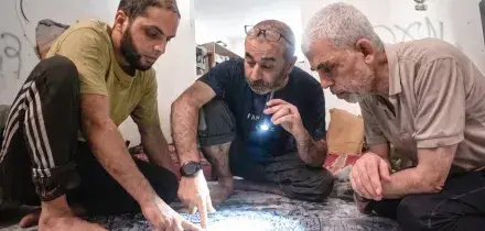 Mappe e travestimenti, Hamas diffonde nuove immagini dell&rsquo;ex leader Yahya Sinwar sul campo di battaglia a Gaza