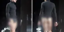Un perizoma a vista portato sotto al dolcevita, i modelli di Tom Ford alla Fashion Week di Parigi fanno discutere: &ldquo;E&rsquo; un freakshow&rdquo;