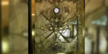 Furto clamoroso in Francia: sparisce da un museo &ldquo;L&rsquo;Apocalypse&rdquo;, il libro da 210 chili con la copertina di Dal&iacute;. Il collezionista: &ldquo;Ho impiegato 10 anni a pagarlo, vale milioni di euro&rdquo;