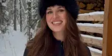 &ldquo;Ti svegli ed &egrave; buio. Vai al lavoro ed &egrave; buio. Torni a casa ed &egrave; ancora buio ma c&rsquo;&egrave; qualcosa di speciale negli inverni qui in Alaska, dove ci siamo trasferiti. Ora aspettiamo il primo figlio&rdquo;: la storia di Julia e Trent Caples