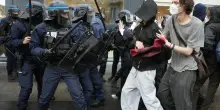 Proteste in Francia, il ministro dell&rsquo;Interno blocca l&rsquo;uso delle granate stordenti da parte degli agenti. La polizia avvia 18 indagini sulle accuse di abusi