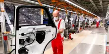 Germania, Audi distacca i dipendenti nelle aziende della difesa: produrranno missili, sistemi antiaerei e droni