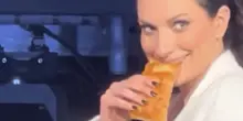 Laura Pausini mangia la focaccia regalata dai fan e la offre ai componenti della band: il video &egrave; virale
