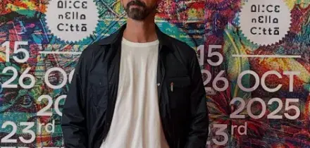 Gli sferrano un calcio dalla minicar mentre viaggia in monopattino: l&rsquo;attore Davide Iacopini ricoverato in terapia intensiva. Si indaga per tentato omicidio