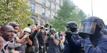 Proteste in Francia, il sindaco di Saint-Denis in mezzo agli scontri: cos&igrave; cerca di riportare la calma tra polizia e manifestanti &ndash; Video