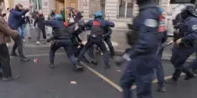Proteste in Francia, la polizia allontana gli studenti con manganellate e gas lacrimogeni: &ldquo;Intervento sproporzionato&rdquo; &ndash; Video