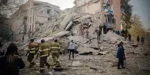 Ucraina, pioggia di missili russi: &ldquo;Almeno 19 morti, tra cui 4 bambini&rdquo;. Zelensky: &ldquo;E&rsquo; il regalo di compleanno per Putin&rdquo;