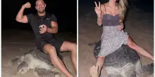 &ldquo;&Egrave; una roba oscena, inguardabile. Questo &egrave; sfruttamento, maltrattamento, umiliazione, altro che volontariato&rdquo;: due turisti si fanno fotografare in Oman seduti su una tartaruga, scoppia la polemica