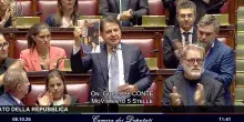Legge elettorale, Conte mostra in Aula le foto di Colosimo (FdI) con Ciavardini e di Delmastro con Caroccia &ndash; Video
