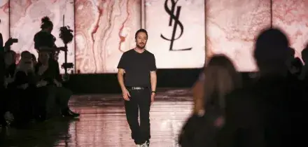 Saint Laurent annuncia l&rsquo;uscita del direttore creativo Anthony Vaccarello. L&rsquo;ad Luca de Meo: &ldquo;Ci apprestiamo ad aprire un nuovo capitolo della storia della maison&rdquo;