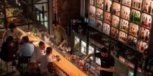Il secondo miglior bar del mondo &egrave; italiano: Moebius di Milano dietro solo al Bar Leone di Hong Kong. La classifica 2026 di World&rsquo;s 50 Best Bars