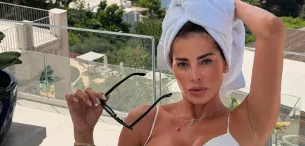 Aida Yespica, incidente all&rsquo;alba: finisce con la Smart contro cinque cassonetti e due vetture, poi rifiuta l&rsquo;alcoltest