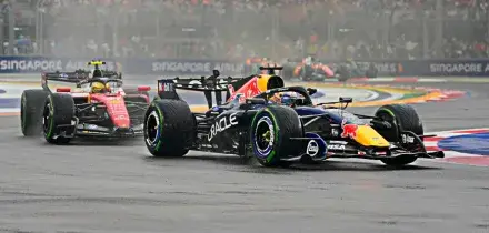 Formula 1 a Singapore, Verstappen trionfa in una sprint folle: le due Ferrari sul podio. Antonelli fortunato | Ordine d&rsquo;arrivo e nuova classifica