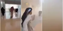 Il fumo e le persone in fuga dopo l&rsquo;attacco all&rsquo;aeroporto di Riad