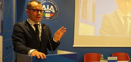 Arbitri, si cambia ancora (4 volte nell&rsquo;ultimo lustro): il nuovo presidente &egrave; Massini, ma l&rsquo;associazione resta spaccata a met&agrave;