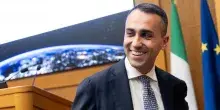 Il nuovo Di Maio alla festa del Foglio tra abbracci con Renzi, lodi a Meloni e critiche al M5s: &ldquo;Kiev va sostenuta&rdquo;