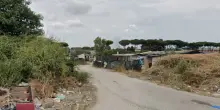 Le famiglie rom del villaggio di Giugliano sono senz&rsquo;acqua: l&rsquo;amministrazione comunale dimentica troppe cose