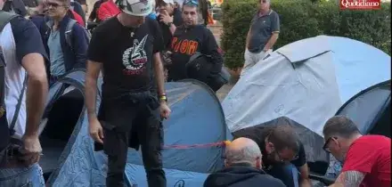Ilva, tende degli operai davanti alla Prefettura di Genova: &ldquo;Senza risposte dormiamo qui, la nostra situazione diversa da Taranto&rdquo;