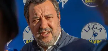 Lega, Salvini si dimette in vista del congresso e annuncia un nuovo simbolo: &ldquo;Il mondo cambia&rdquo;